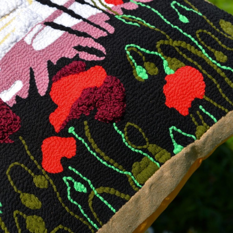 detal poduszki z makami .jpg