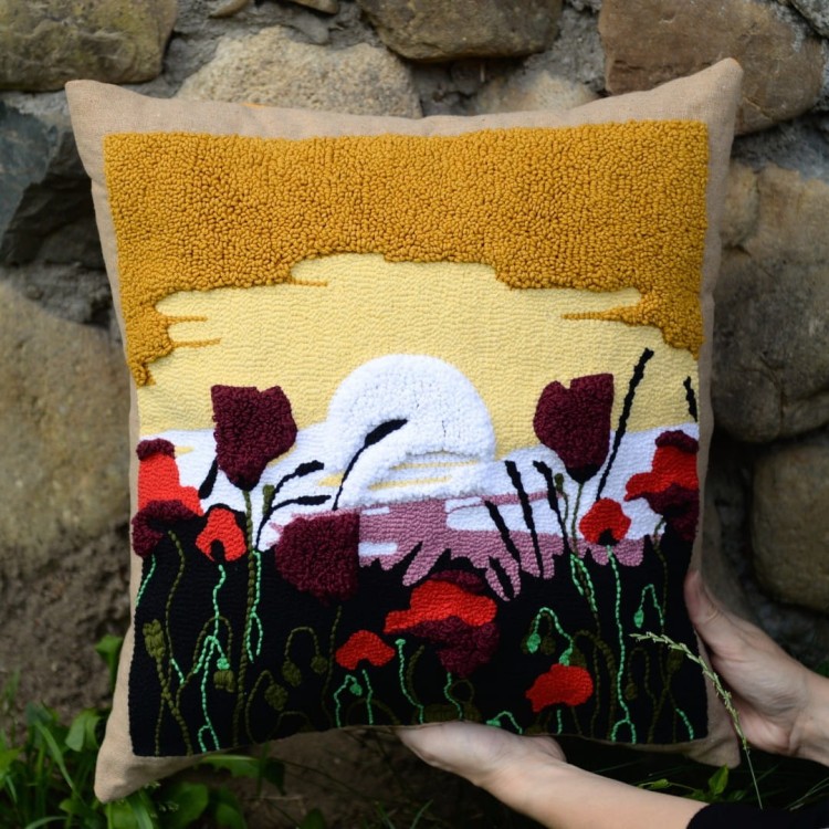 poduszka z makami i zachodem słóńca zdjęcie na kamieniach kremowych.jpg