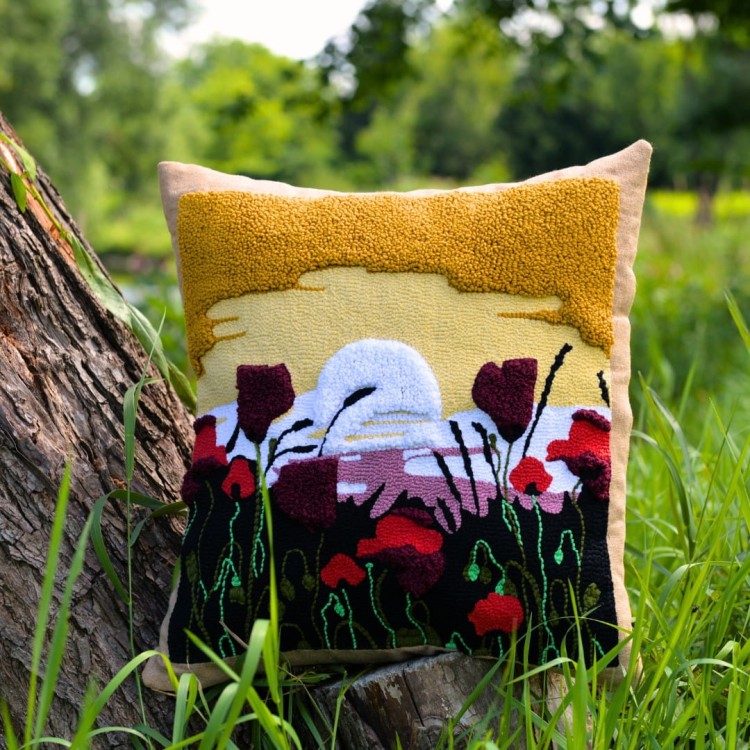 poduszka z makami przy drzewie na trawie.jpg