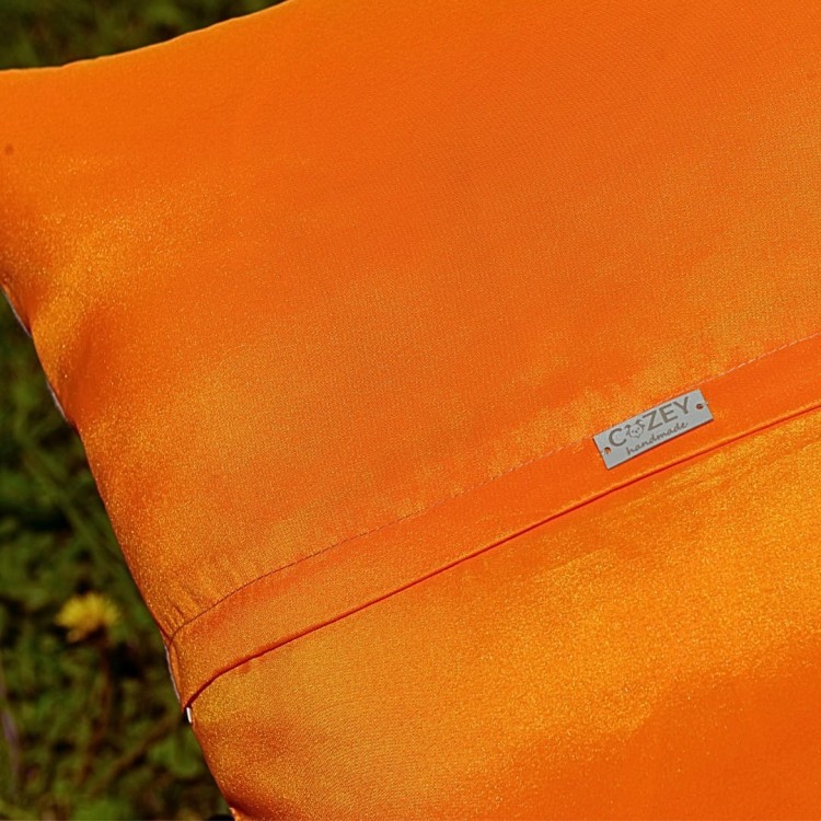 pomarańczowy tył poduszki z logo cozey handmade.jpg