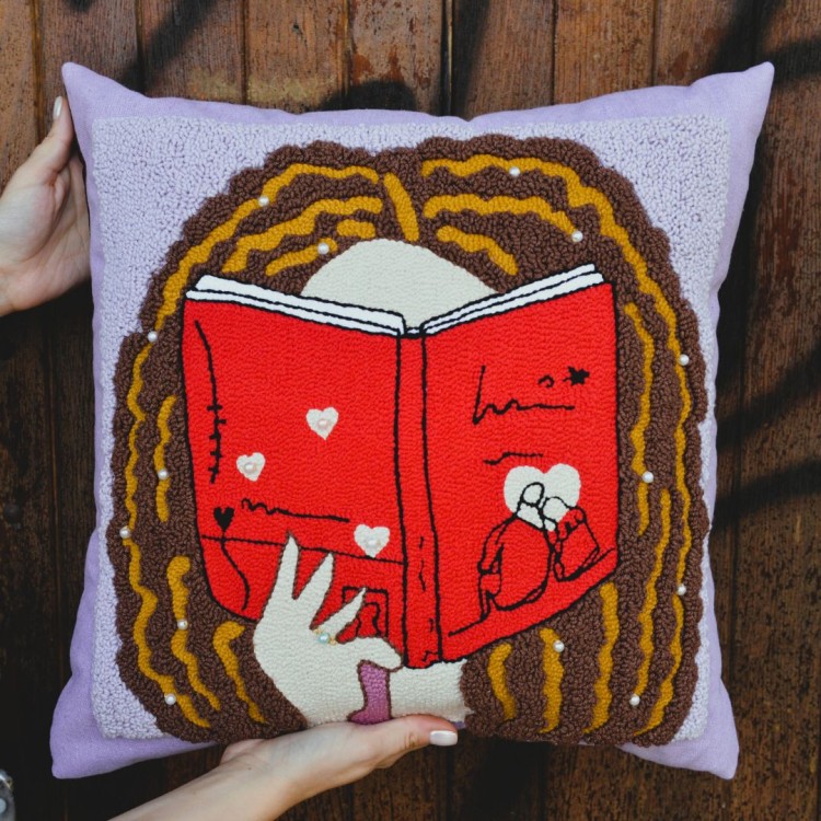 poduszka na drzwiach zaczytana w love story.jpg