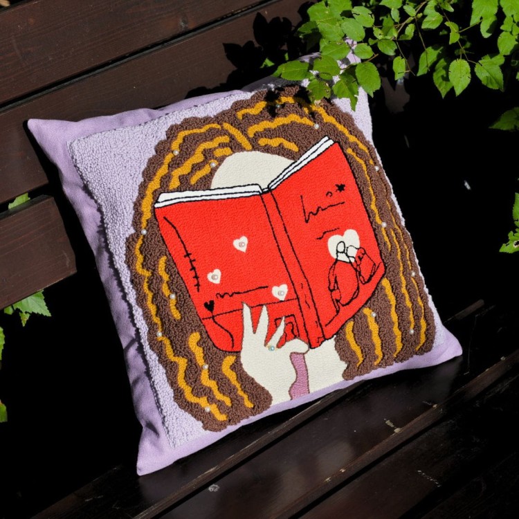 poduszka na ławce zaczytana w love story.jpg