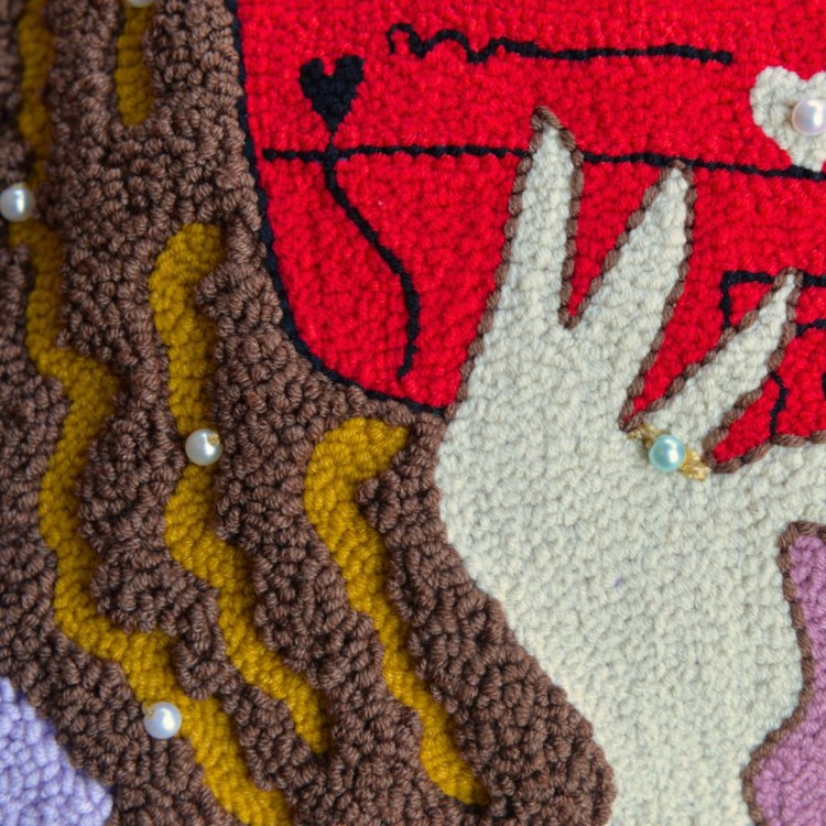 poduszka punch needle zaczytana w love story detal.jpg