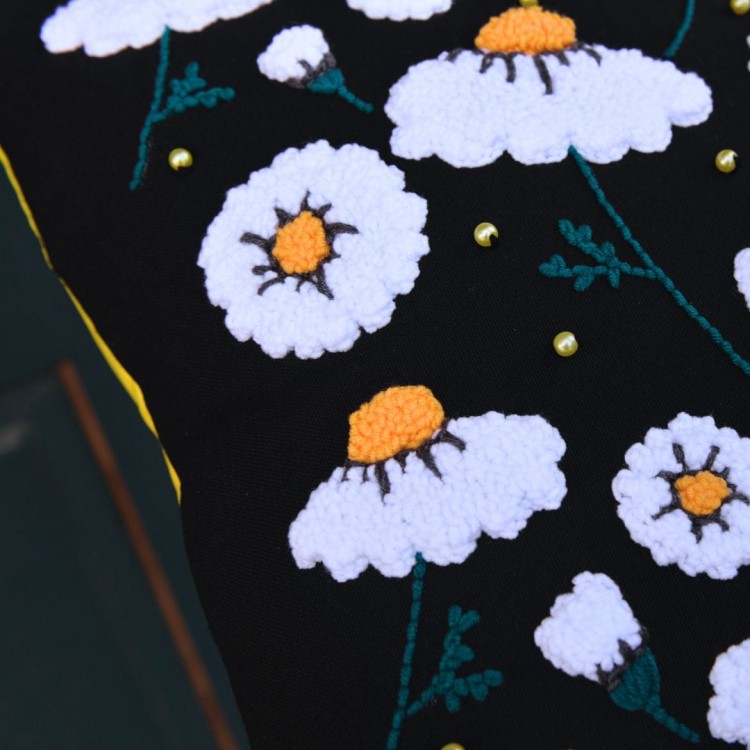 stokrotki detal na czarnym tle.jpg