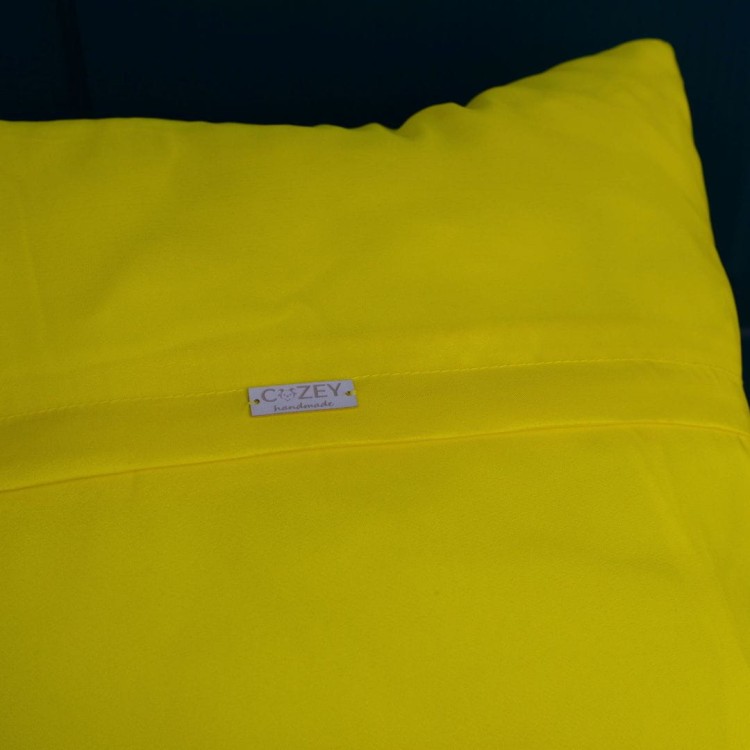 tył poduszki żółte tło.jpg