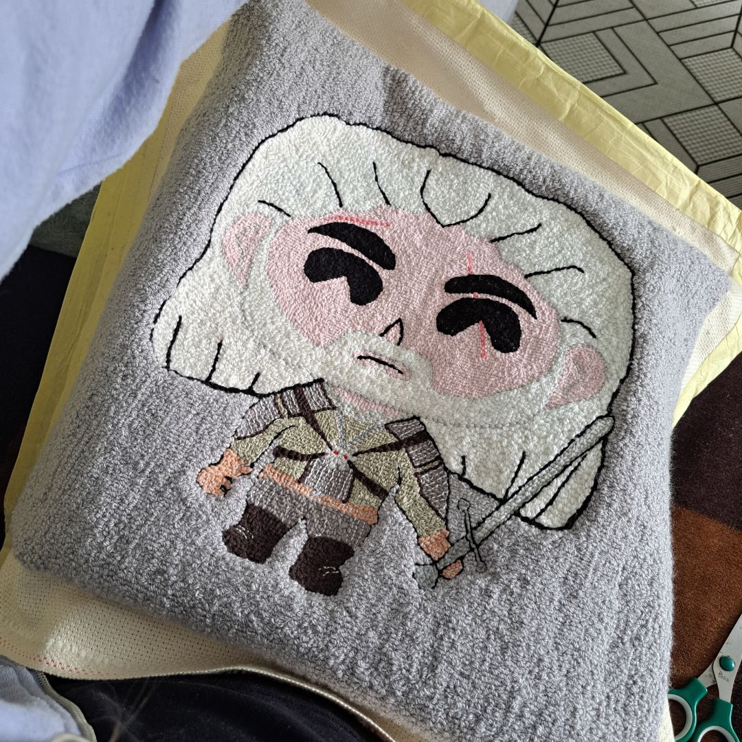 Gotowy haft Wiedźmina zdjęty z ramy, przygotowany do uszycia poduszki