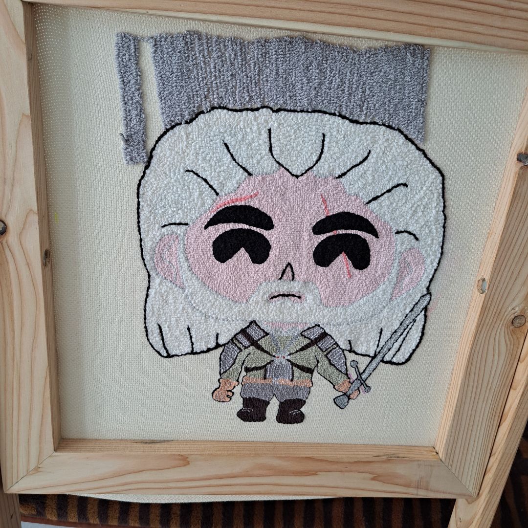 Haft Wiedźmina Funko Pop w połowie ukończony na ramie punch needle