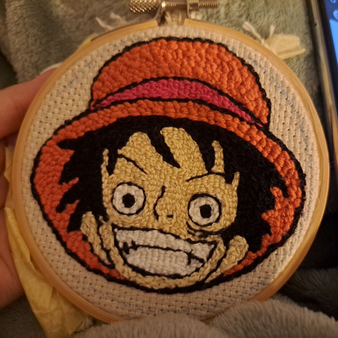 Gotowy haft punch needle – Luffy na małym tamborku