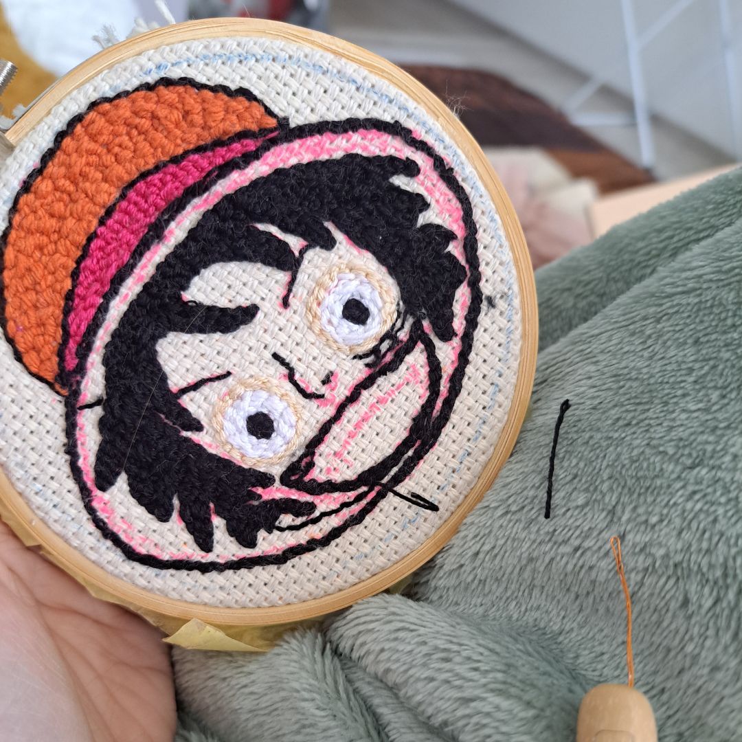 Haft w trakcie tworzenia – postać Luffy z anime, praca w trakcie na tamborku