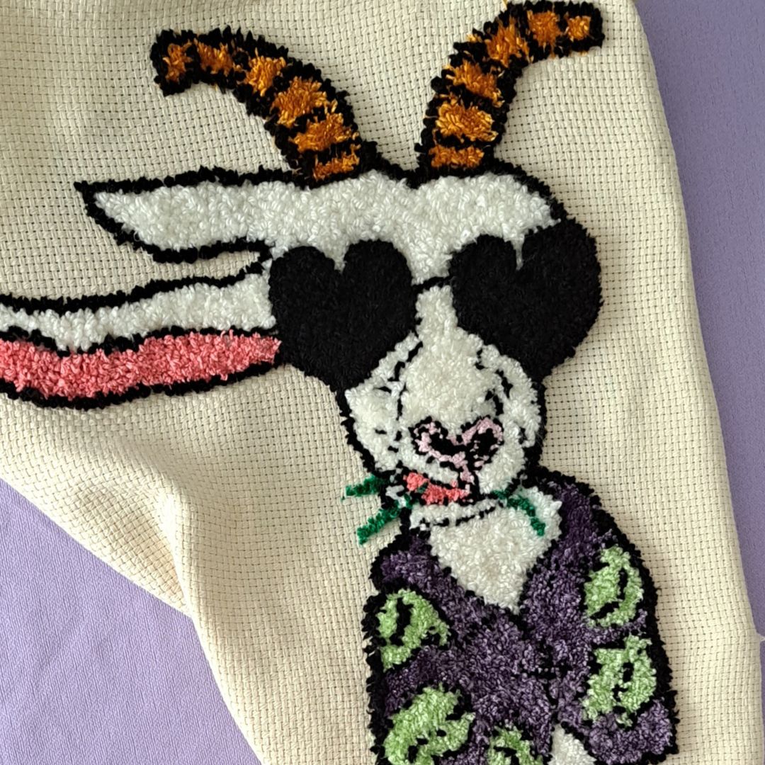 koza na fioletowym materiale