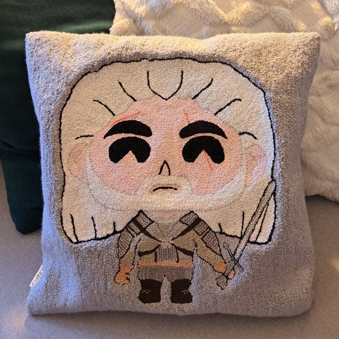 Poduszka z haftem punch needle przedstawiająca postać Geralta